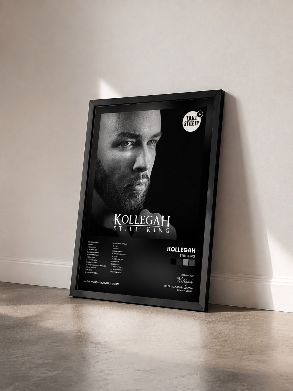 #noir Tableau de l'album Still King de Kollegah vu de trois quarts, cadre noir