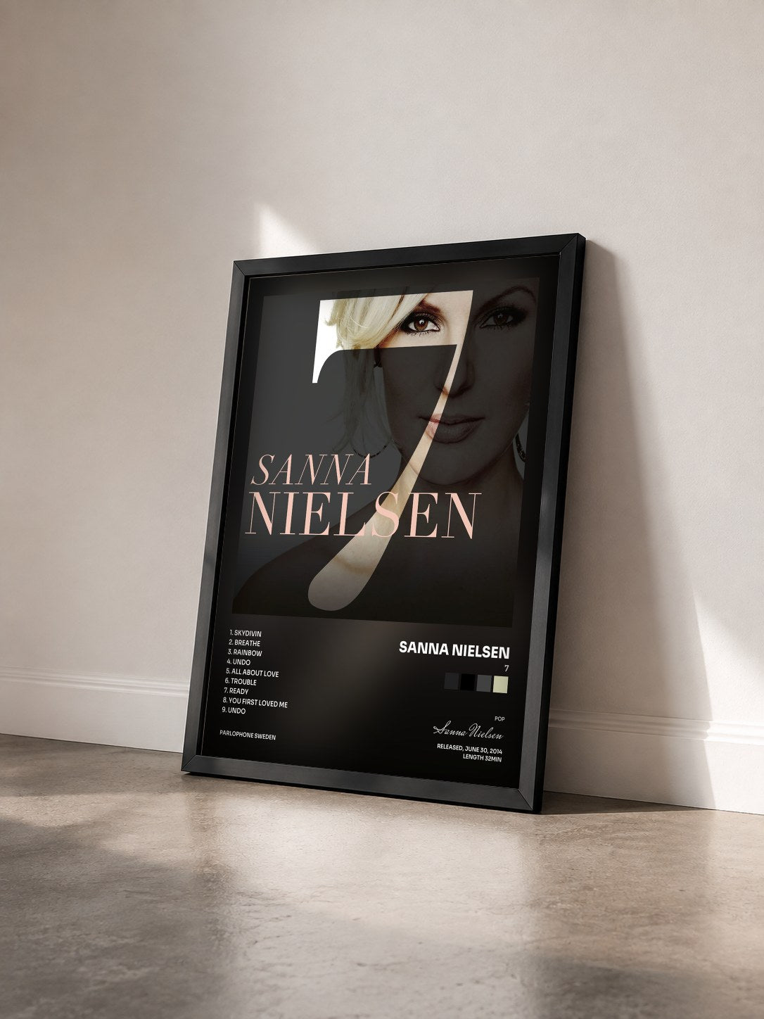 #noir Tableau de l'album 7 de Sanna Nielsen vu de trois quarts, cadre noir