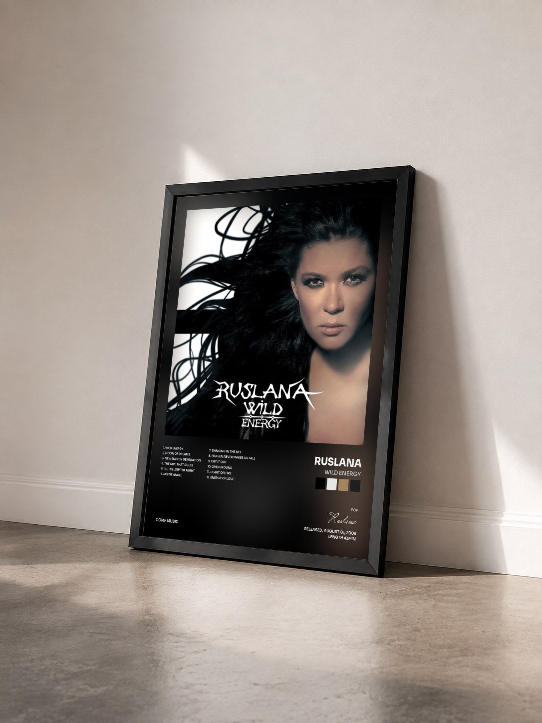 #noir Tableau de l'album Wild Energy de Ruslana vu de trois quarts, cadre noir