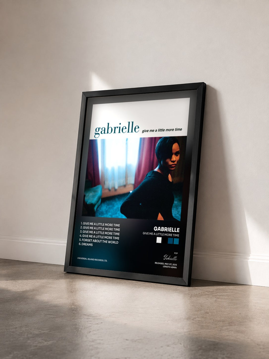 #noir Tableau de l'album Give Me A Little More Time de Gabrielle vu de trois quarts, cadre noir