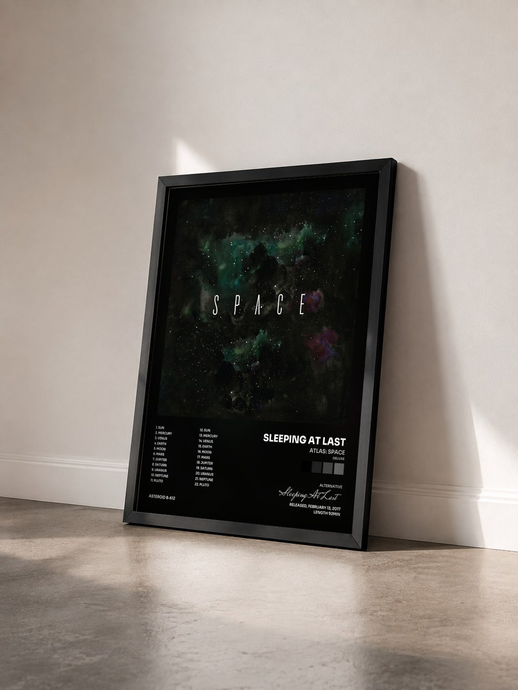#noir Tableau de l'album Atlas: Space (Deluxe) de Sleeping At Last vu de trois quarts, cadre noir