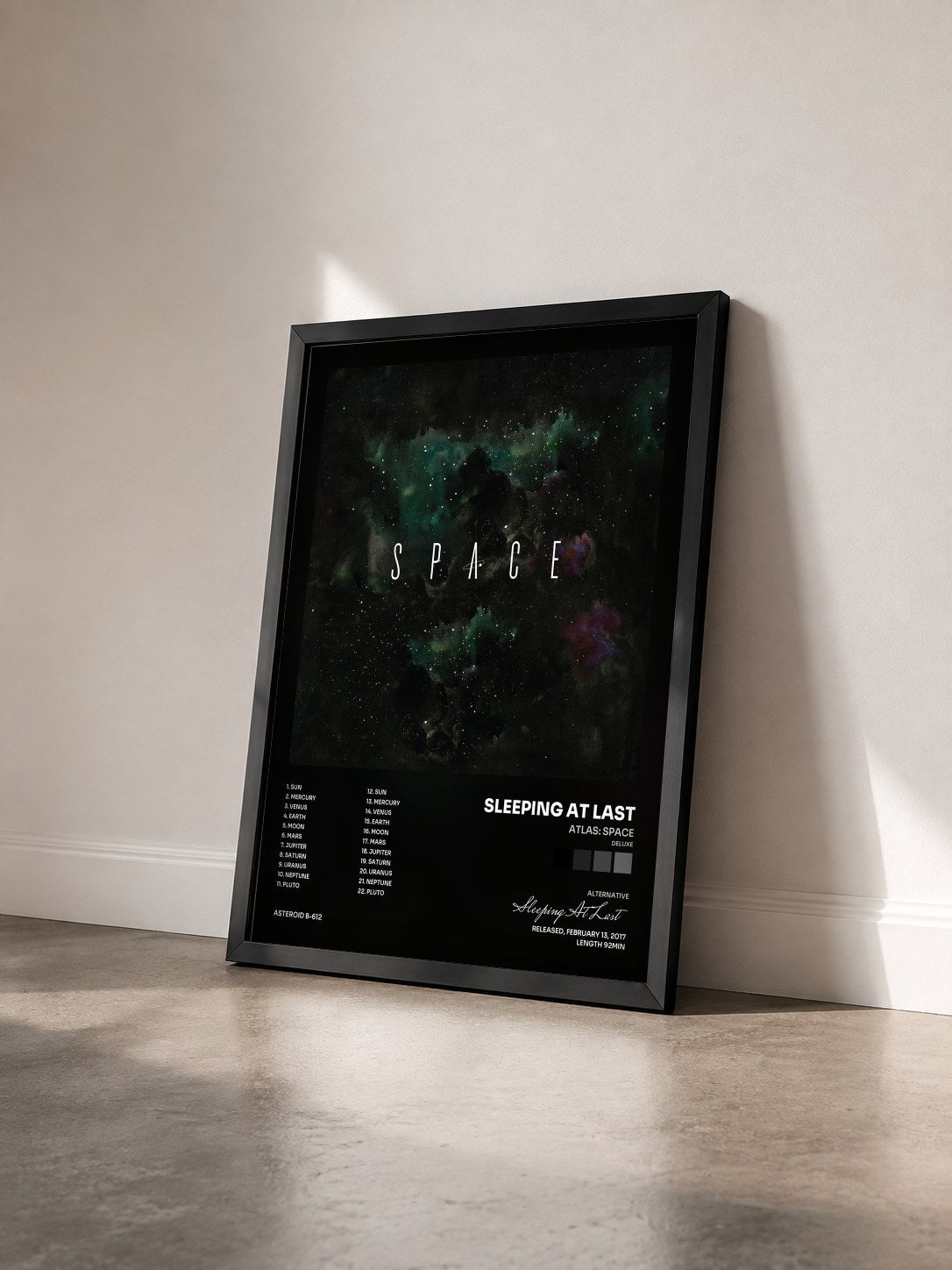 #noir Tableau de l'album Atlas: Space (Deluxe) de Sleeping At Last vu de trois quarts, cadre noir