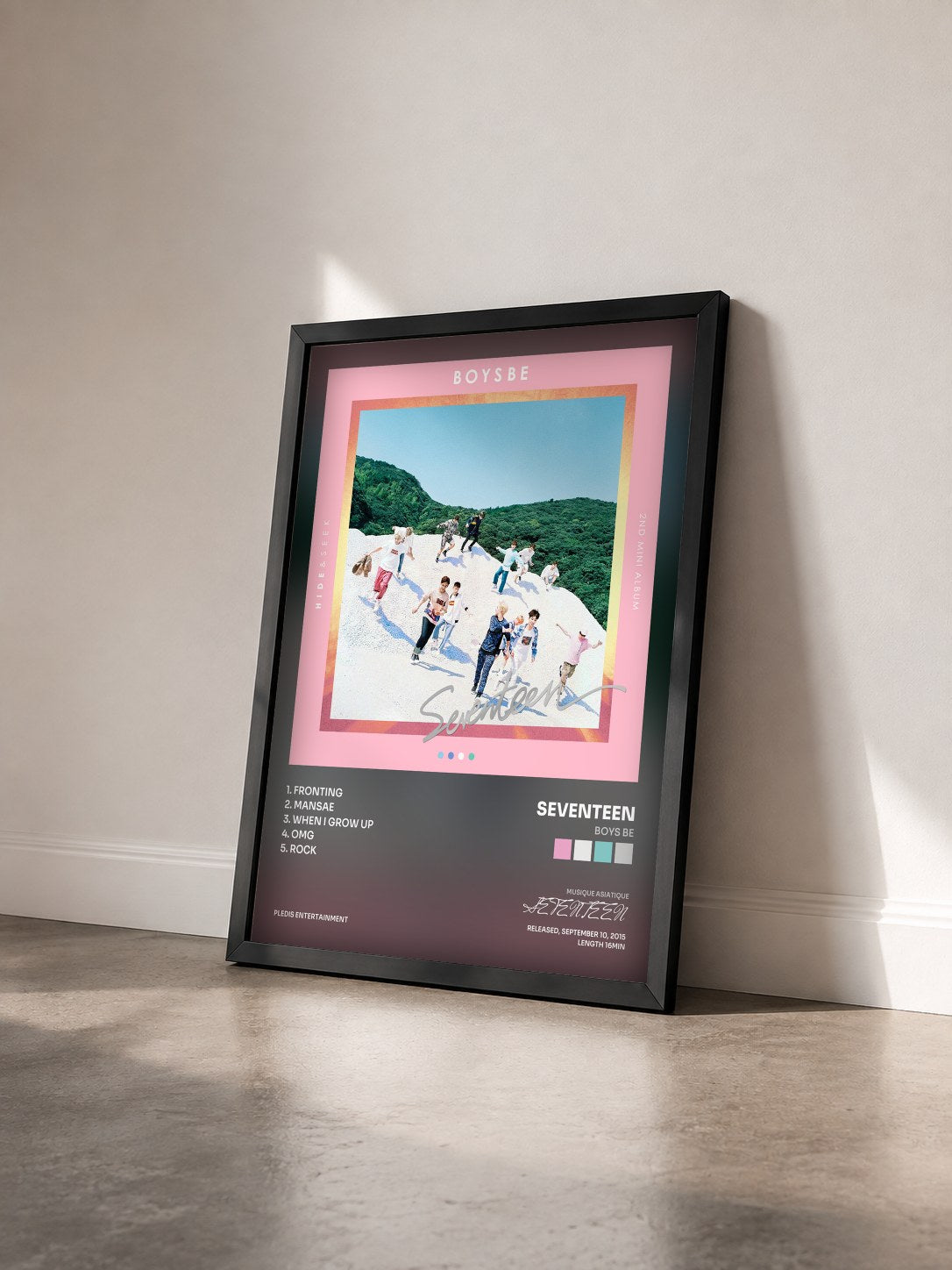 #noir Tableau de l'album BOYS BE de SEVENTEEN vu de trois quarts, cadre noir