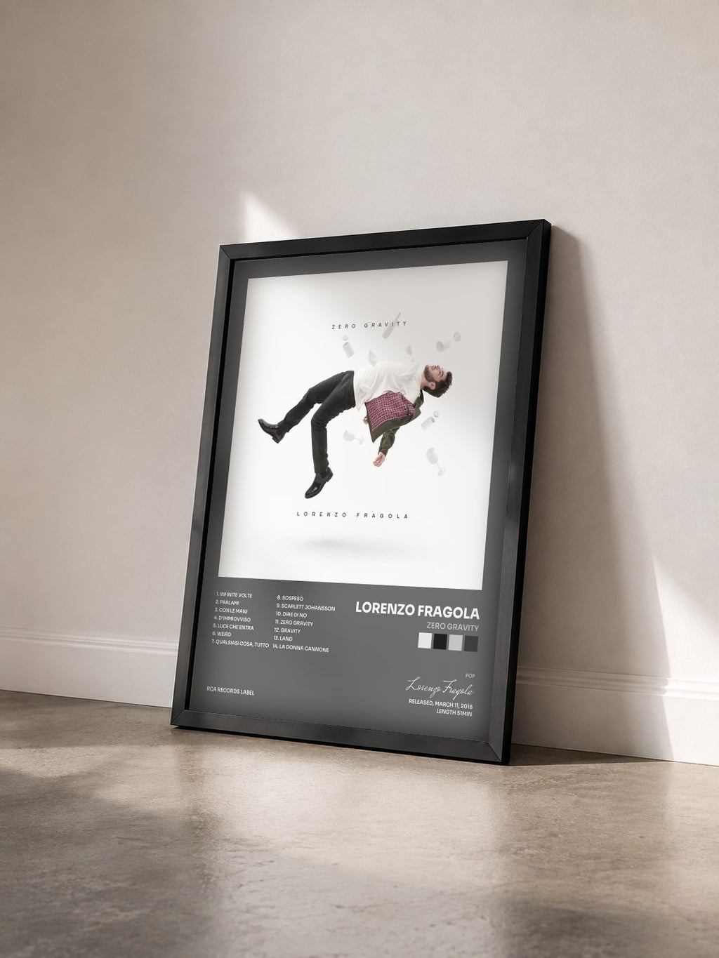 #noir Tableau de l'album Zero Gravity de Lorenzo Fragola vu de trois quarts, cadre noir