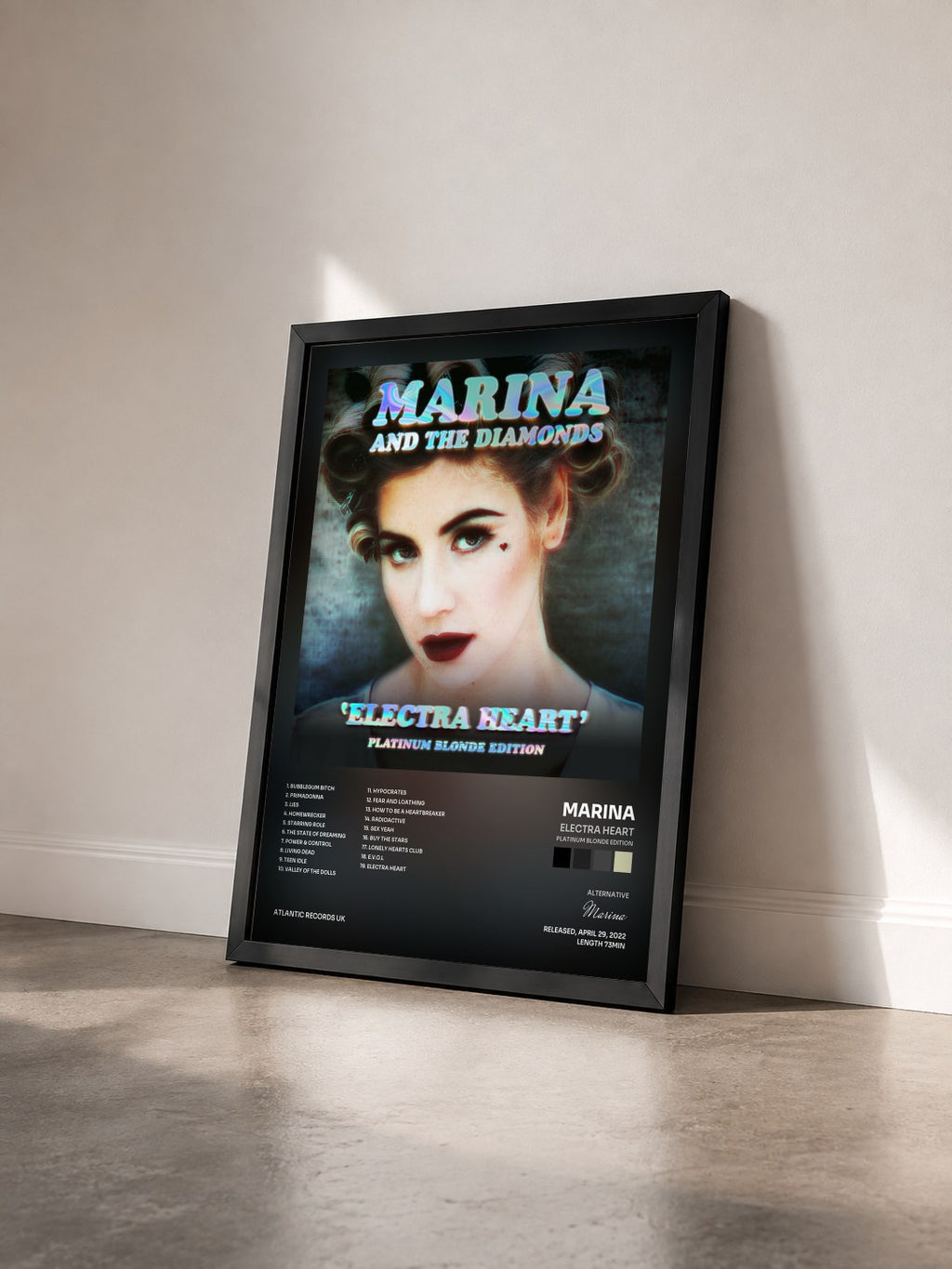#noir Tableau de l'album Electra Heart (Platinum Blonde Edition) de Marina vu de trois quarts, cadre noir