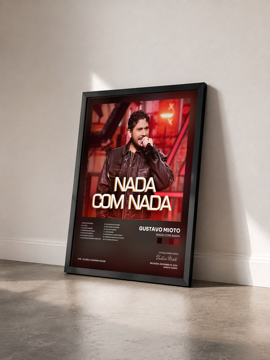 #noir Tableau de l'album Nada com Nada de Gustavo Mioto vu de trois quarts, cadre noir