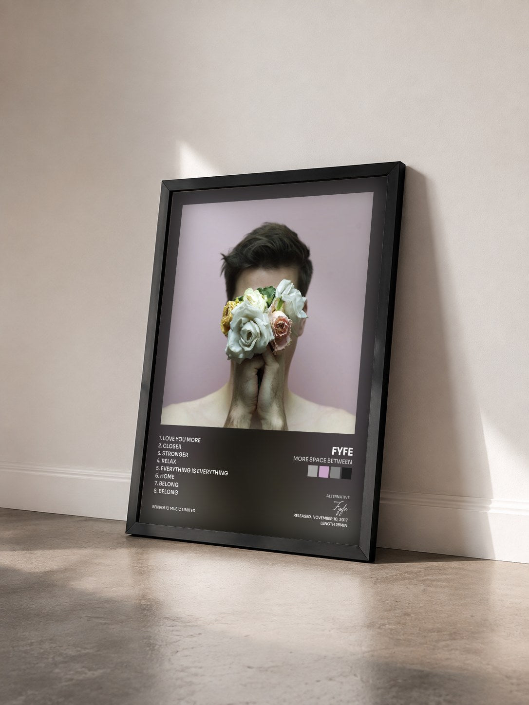#noir Tableau de l'album More Space Between de Fyfe vu de trois quarts, cadre noir