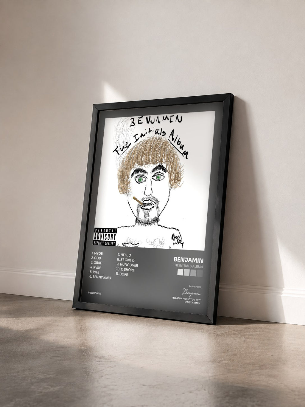 #noir Tableau de l'album The Initials Album de Benjamin vu de trois quarts, cadre noir