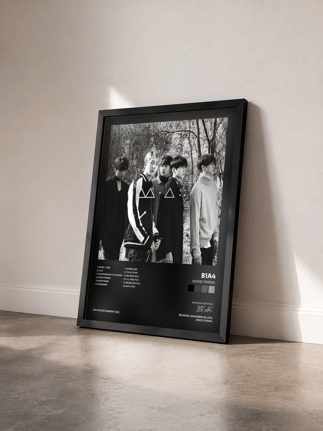 #noir Tableau de l'album GOOD TIMING de B1A4 vu de trois quarts, cadre noir