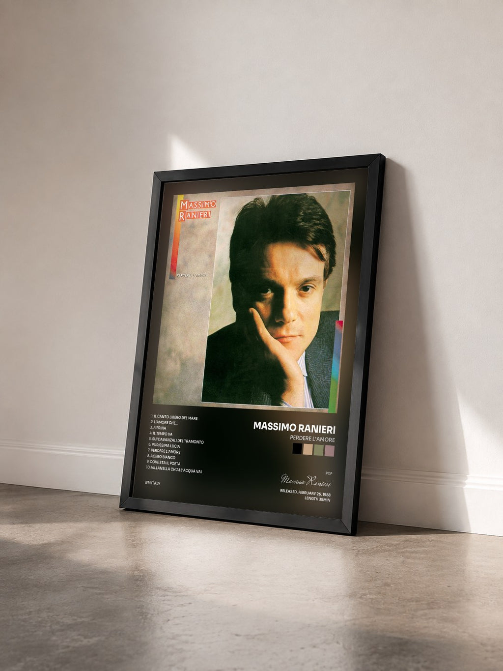 #noir Tableau de l'album Perdere l'amore de Massimo Ranieri vu de trois quarts, cadre noir