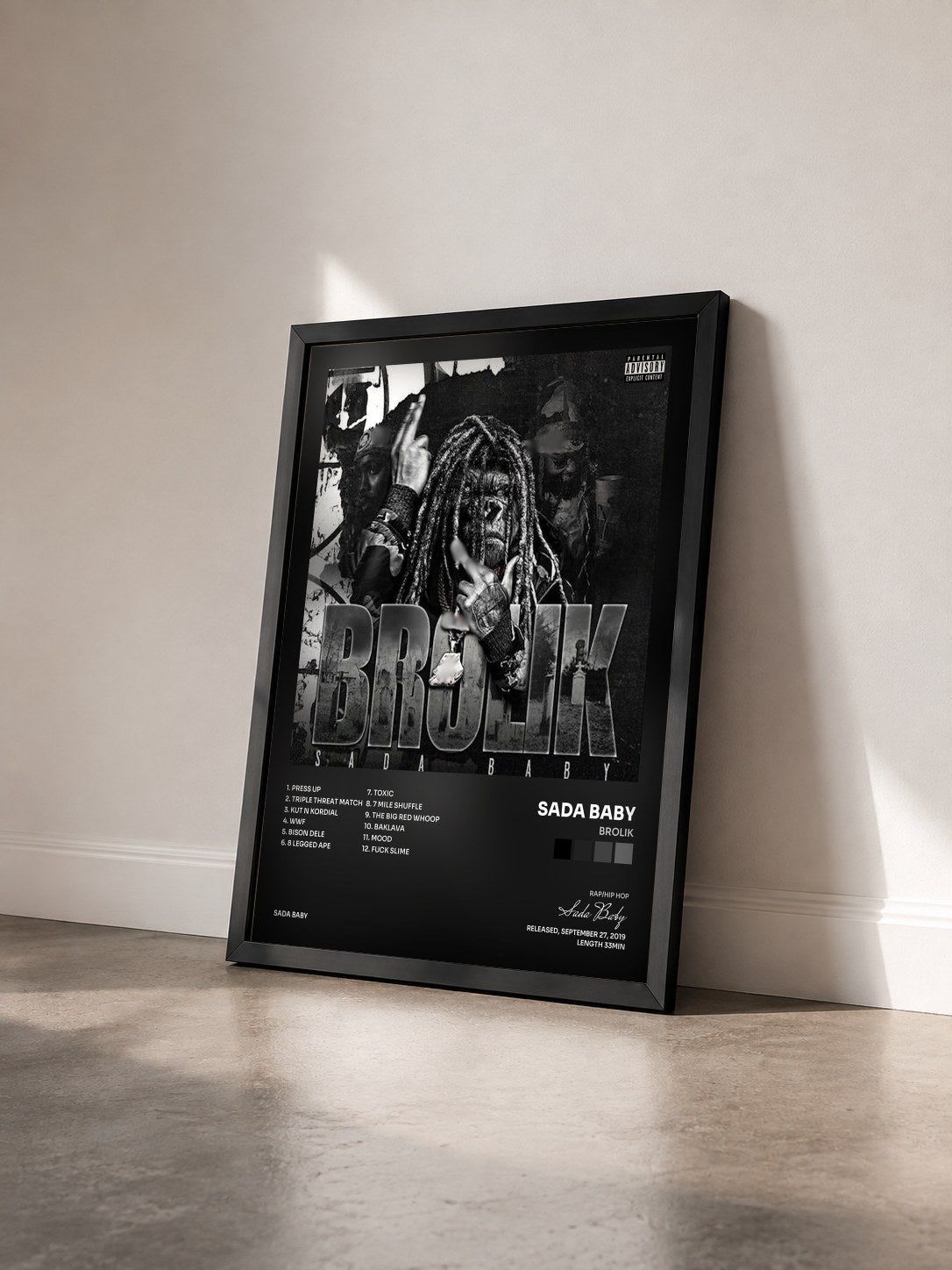 #noir Tableau de l'album BROLIK de Sada Baby vu de trois quarts, cadre noir