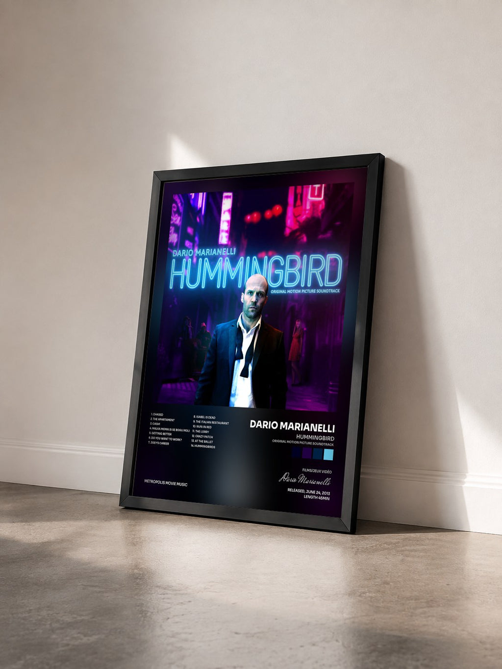 #noir Tableau de l'album Hummingbird (Original Motion Picture Soundtrack) de Dario Marianelli vu de trois quarts, cadre noir