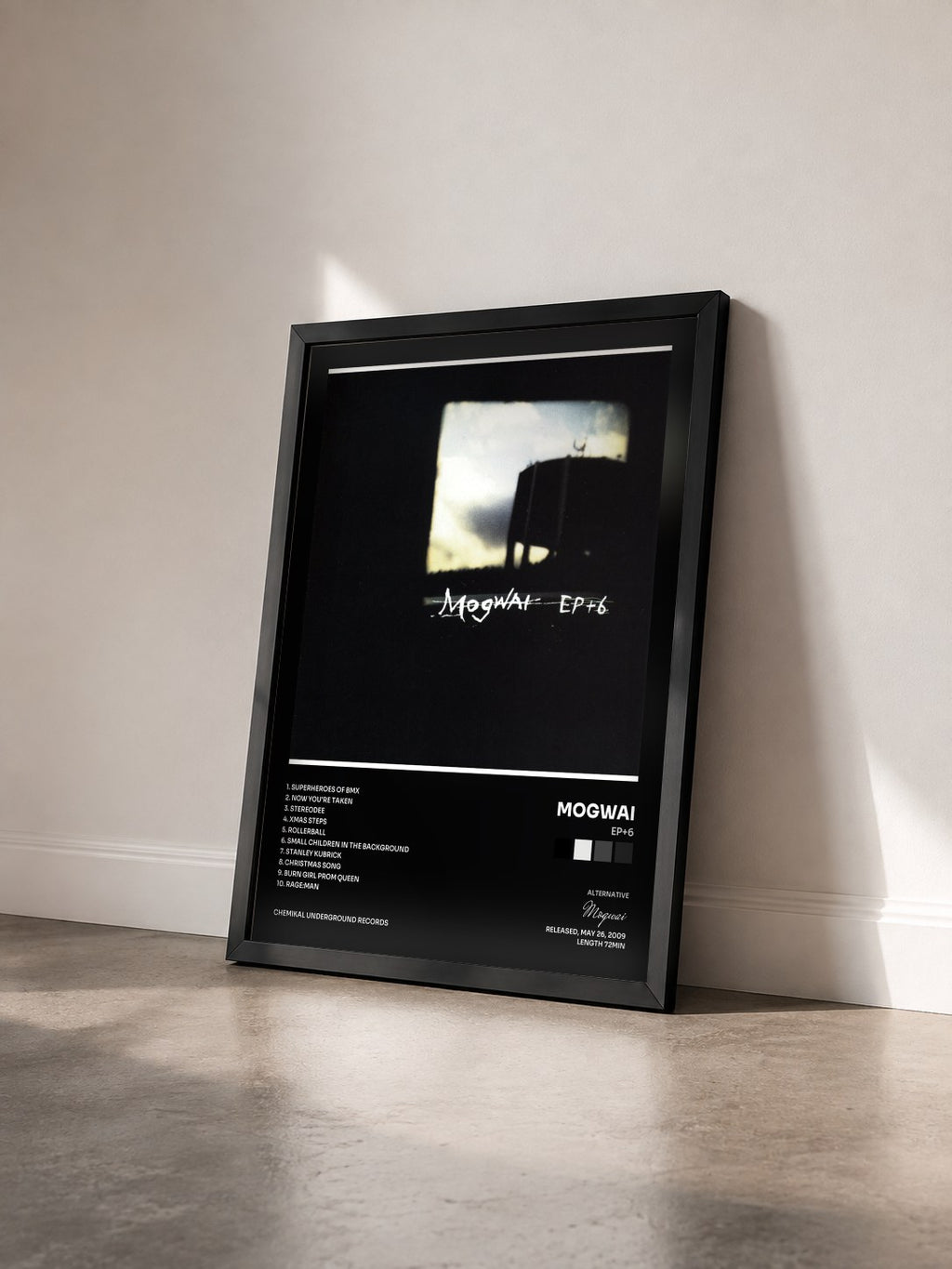 #noir Tableau de l'album EP+6 de Mogwai vu de trois quarts, cadre noir