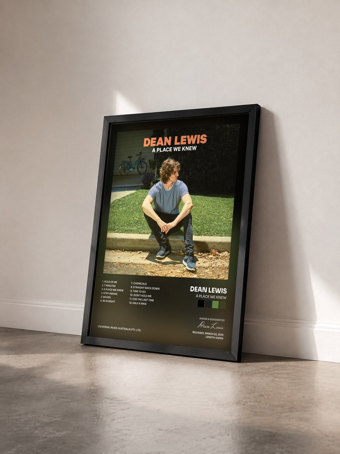 #noir Tableau de l'album A Place We Knew de Dean Lewis vu de trois quarts, cadre noir