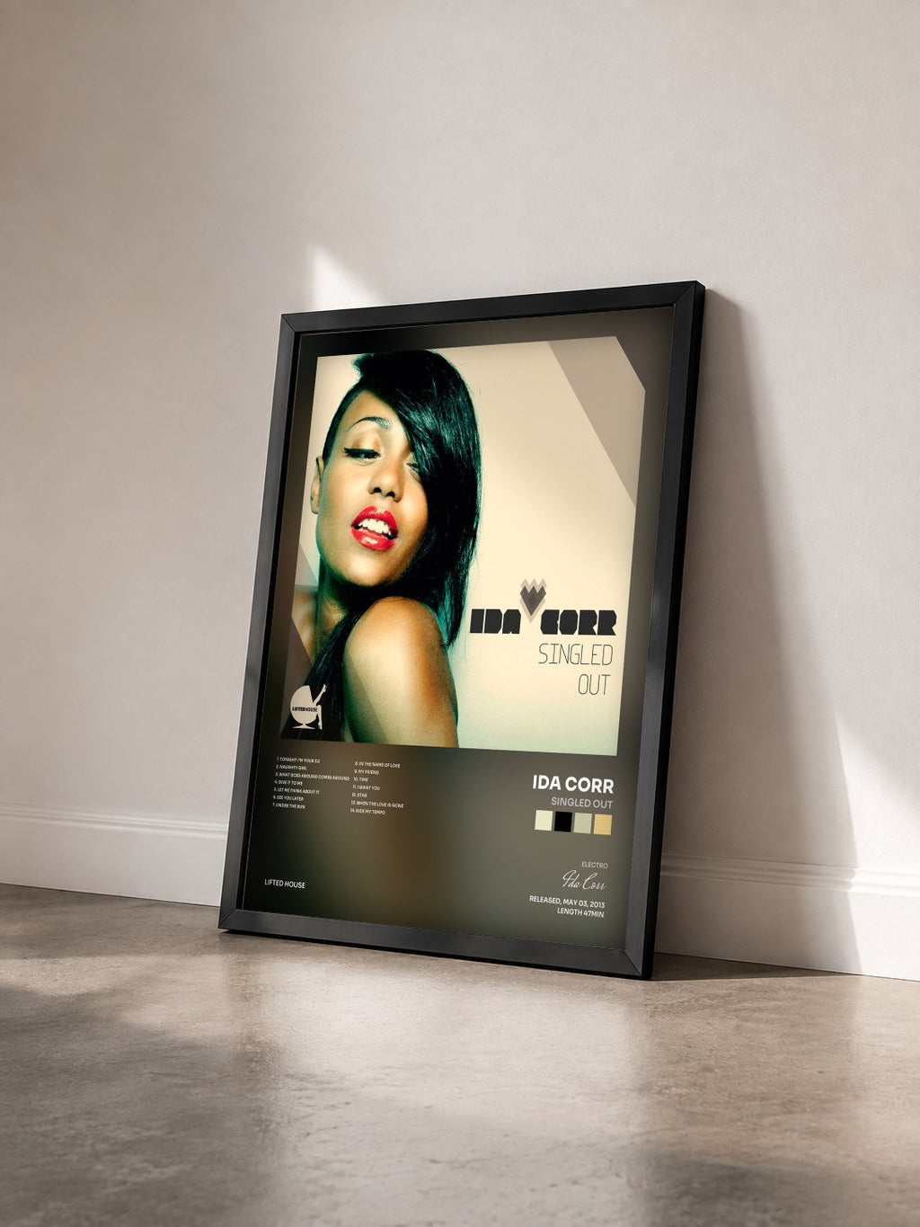 #noir Tableau de l'album Singled Out de Ida Corr vu de trois quarts, cadre noir