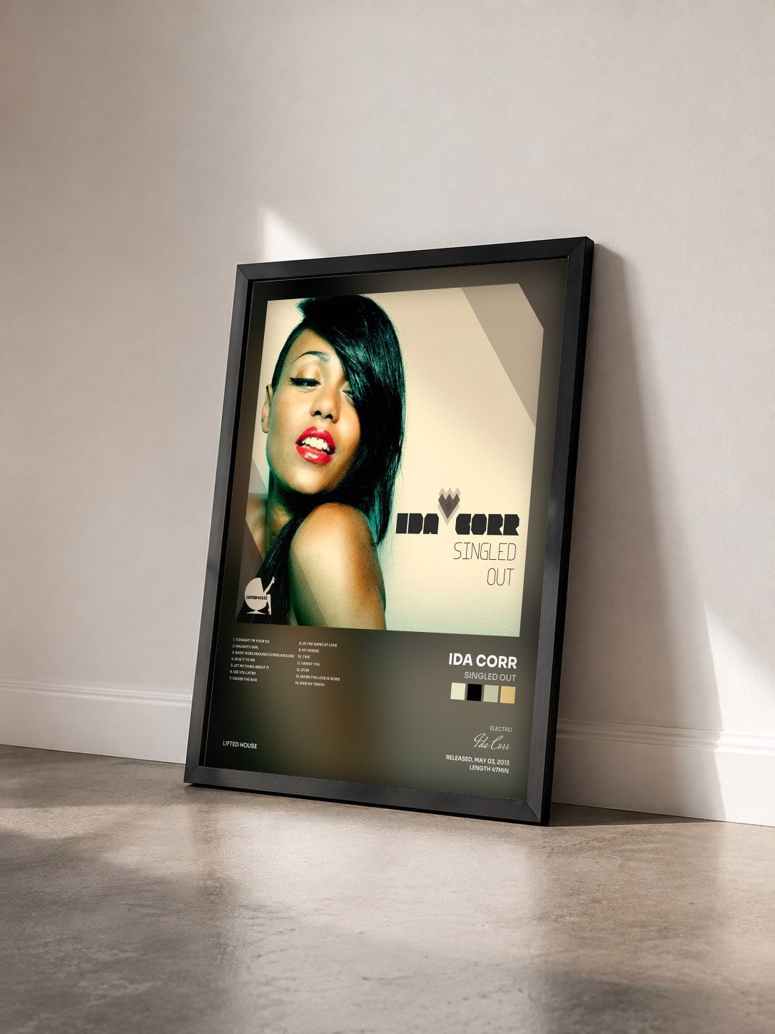 #noir Tableau de l'album Singled Out de Ida Corr vu de trois quarts, cadre noir