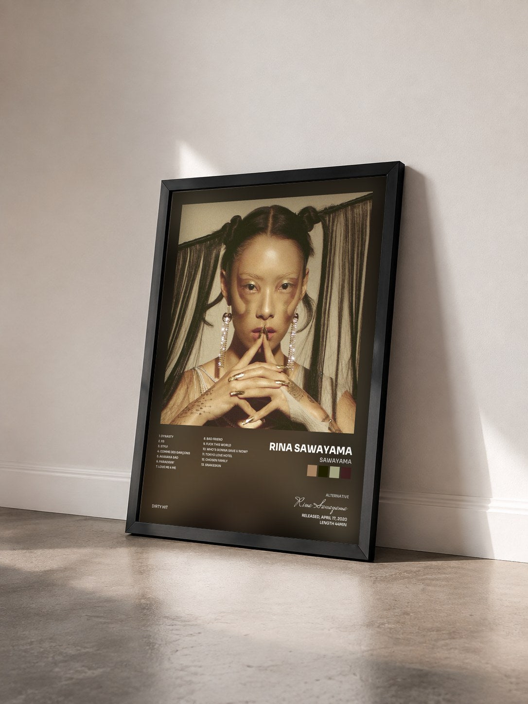 #noir Tableau de l'album SAWAYAMA de Rina Sawayama vu de trois quarts, cadre noir