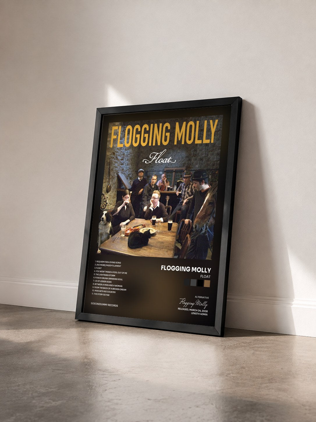 #noir Tableau de l'album Float de Flogging Molly vu de trois quarts, cadre noir