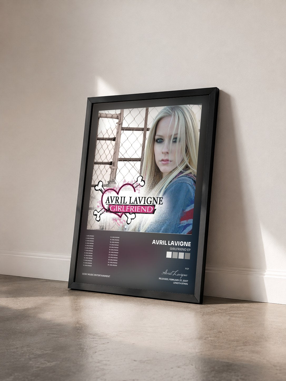 #noir Tableau de l'album Girlfriend EP de Avril Lavigne vu de trois quarts, cadre noir
