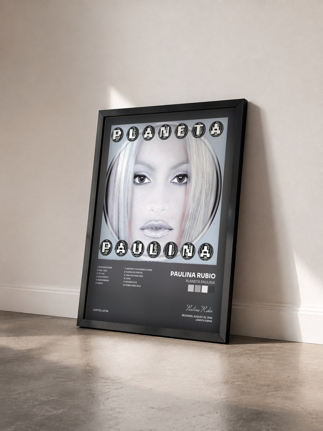 #noir Tableau de l'album Planeta Paulina de Paulina Rubio vu de trois quarts, cadre noir