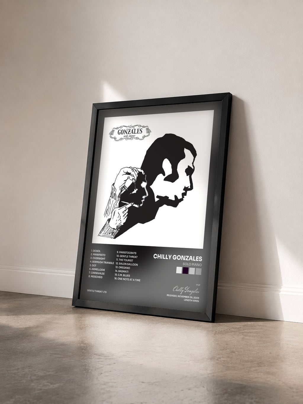 #noir Tableau de l'album Solo Piano de Chilly Gonzales vu de trois quarts, cadre noir