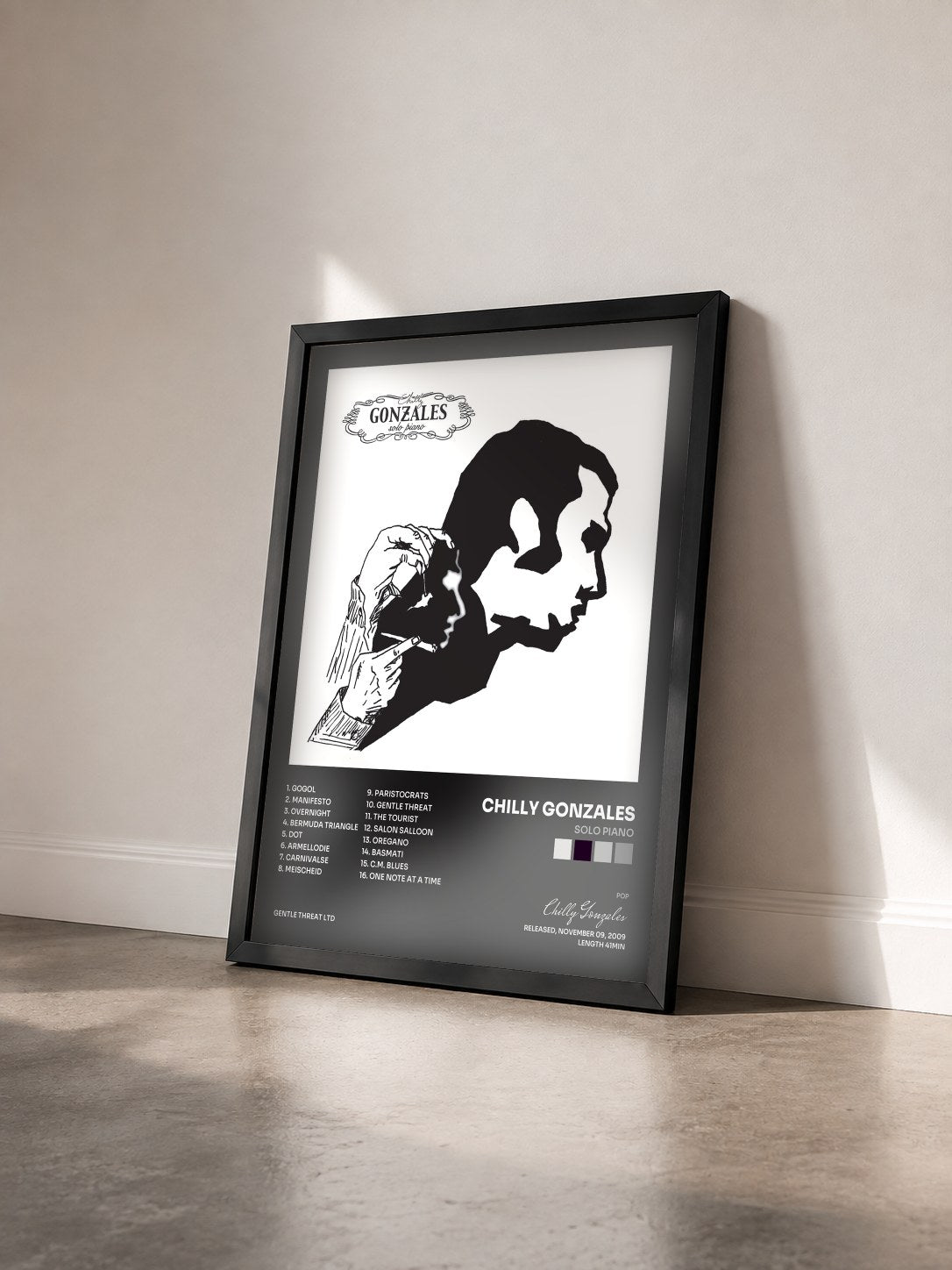 #noir Tableau de l'album Solo Piano de Chilly Gonzales vu de trois quarts, cadre noir