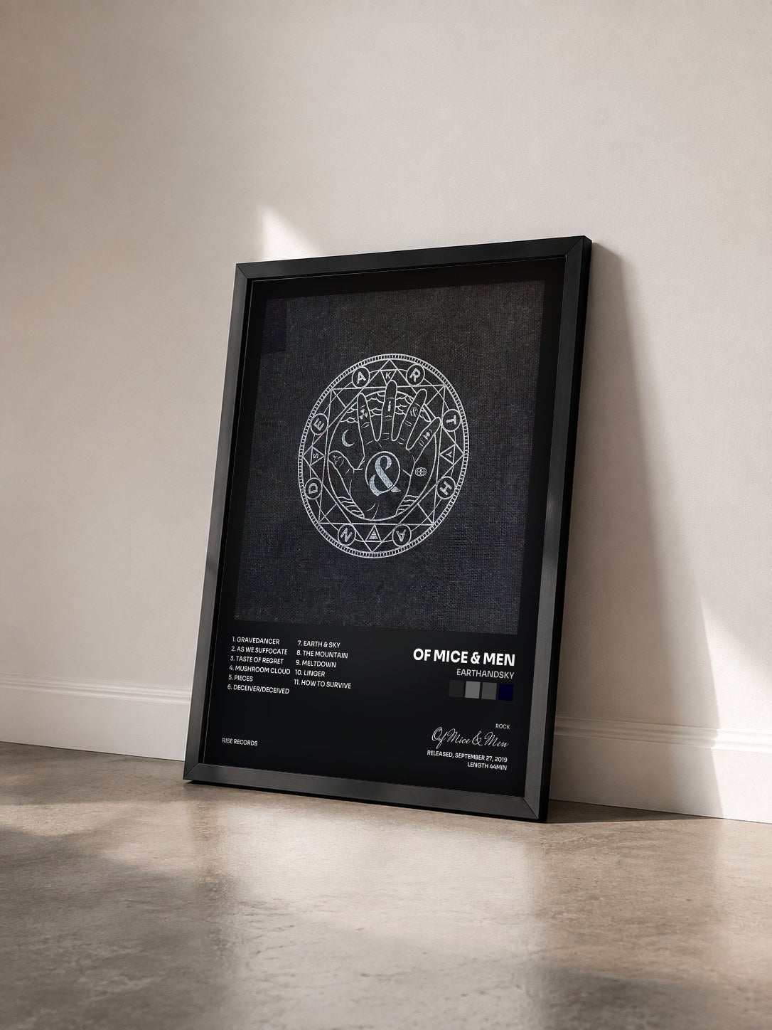 #noir Tableau de l'album EARTHANDSKY de Of Mice & Men vu de trois quarts, cadre noir