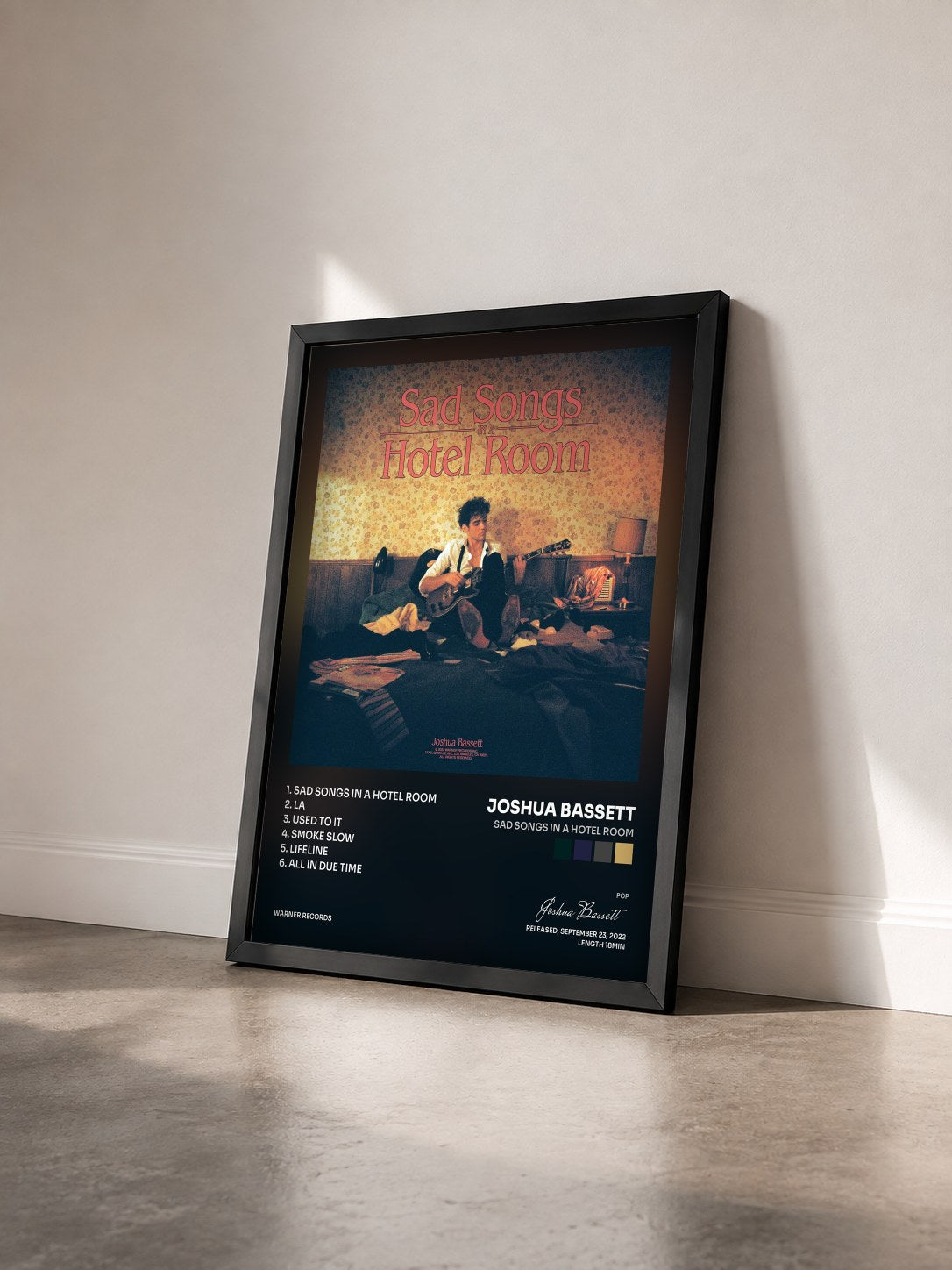 #noir Tableau de l'album Sad Songs In A Hotel Room de Joshua Bassett vu de trois quarts, cadre noir