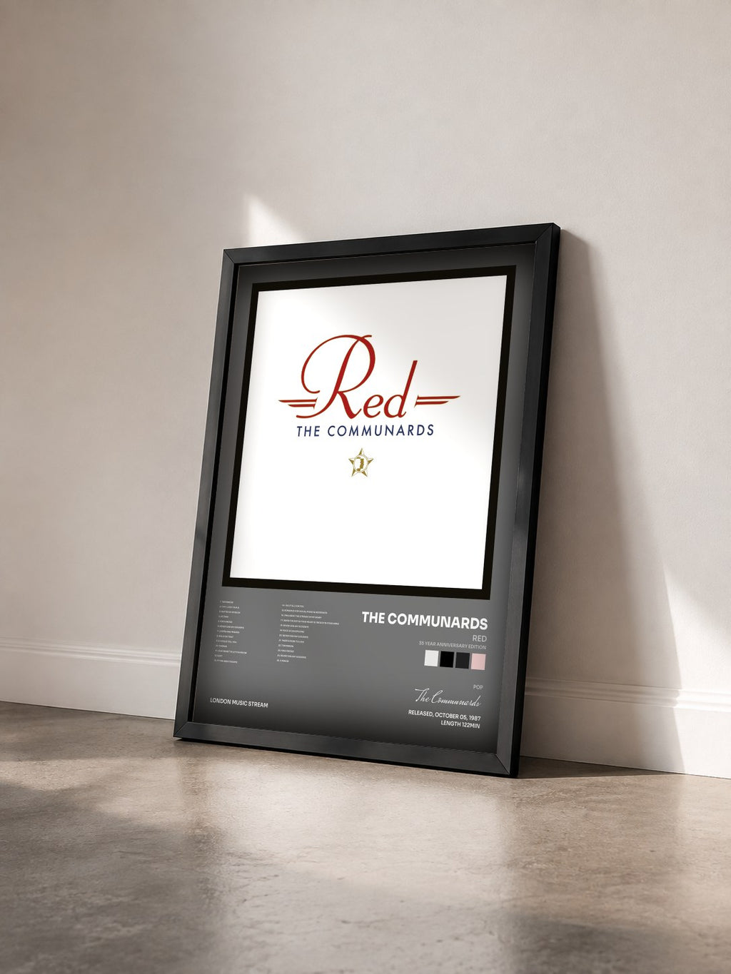 #noir Tableau de l'album Red (35 Year Anniversary Edition) de The Communards vu de trois quarts, cadre noir