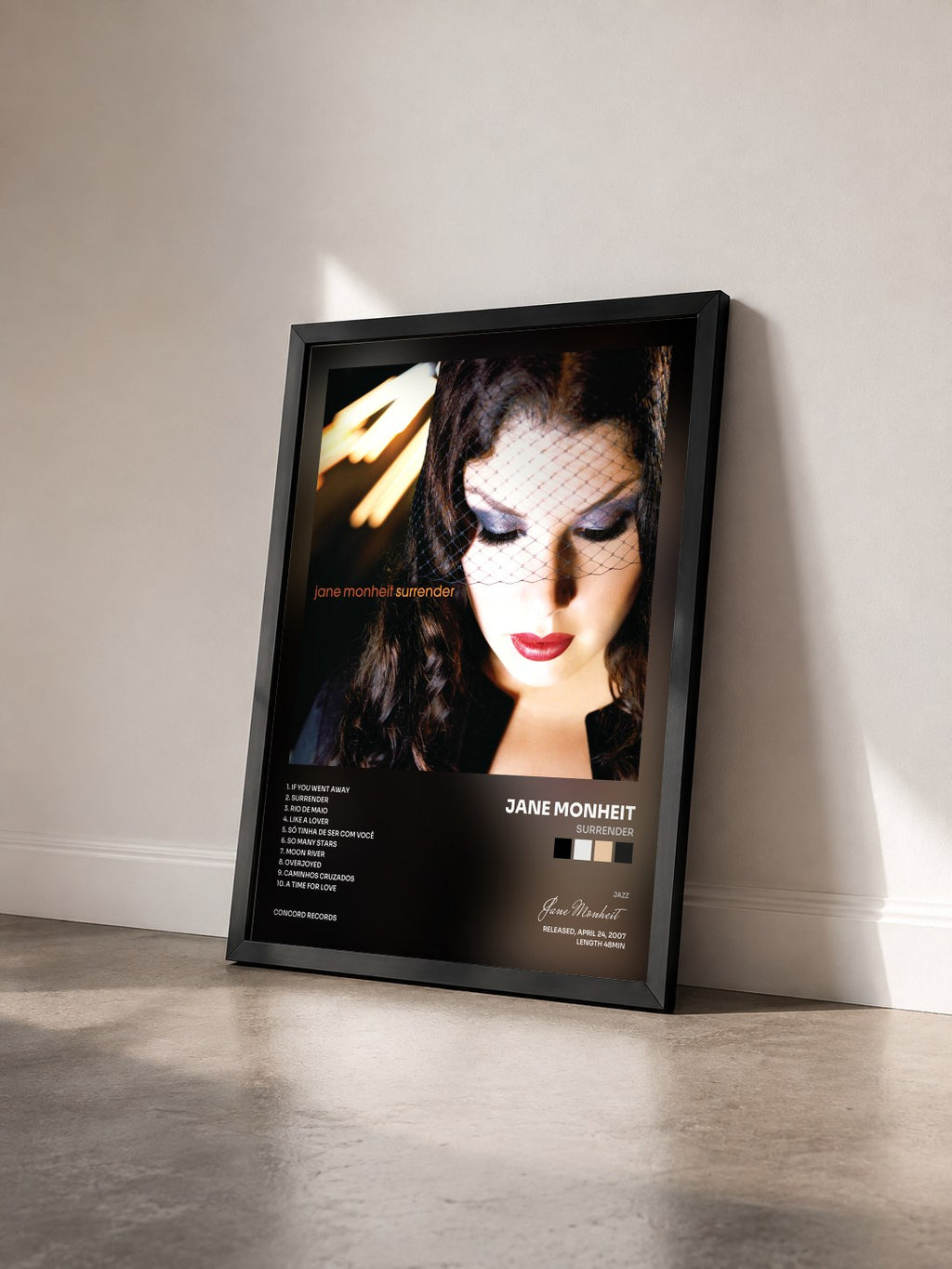 #noir Tableau de l'album Surrender de Jane Monheit vu de trois quarts, cadre noir