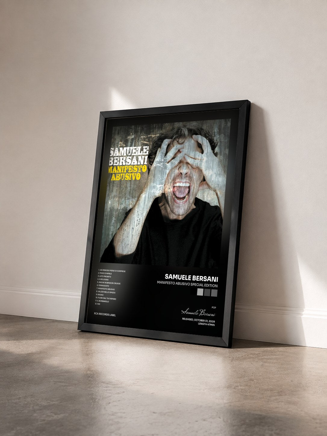 #noir Tableau de l'album Manifesto Abusivo Special Edition de Samuele Bersani vu de trois quarts, cadre noir