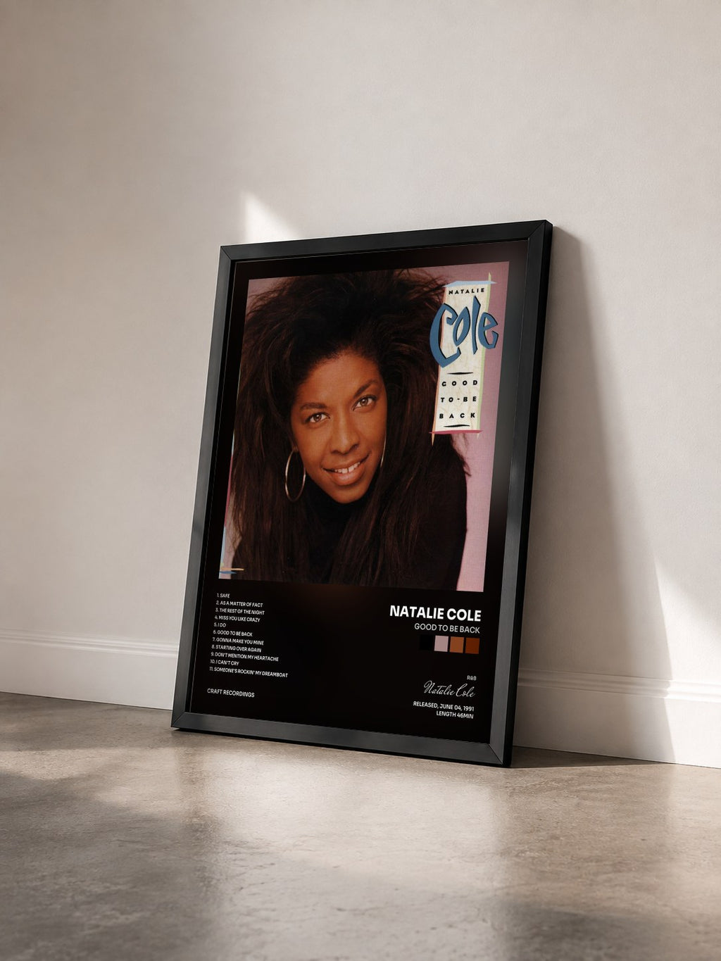 #noir Tableau de l'album Good To Be Back de Natalie Cole vu de trois quarts, cadre noir