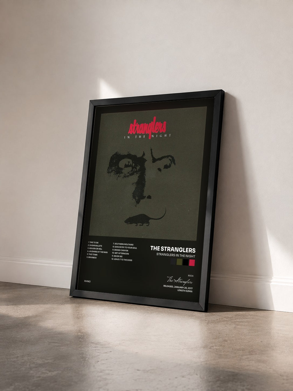 #noir Tableau de l'album Stranglers in the Night de The Stranglers vu de trois quarts, cadre noir