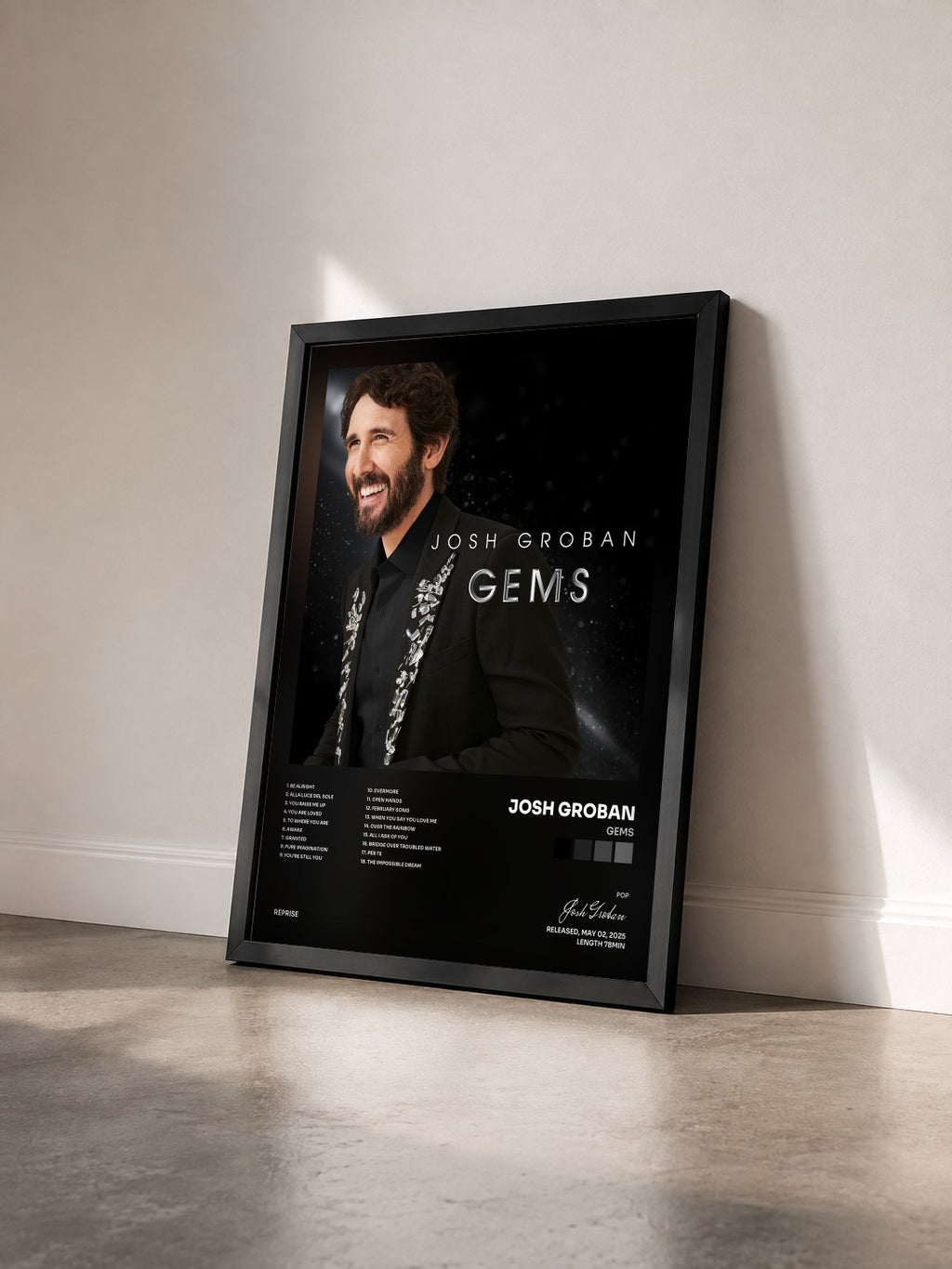 #noir Tableau de l'album Gems de Josh Groban vu de trois quarts, cadre noir