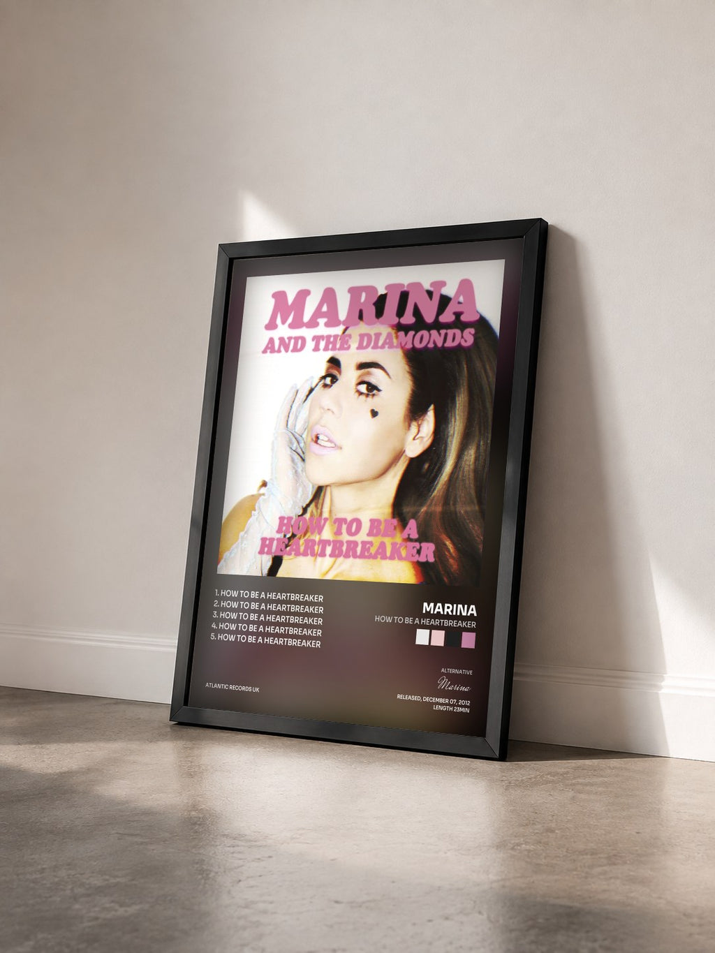 #noir Tableau de l'album How to Be a Heartbreaker de Marina vu de trois quarts, cadre noir