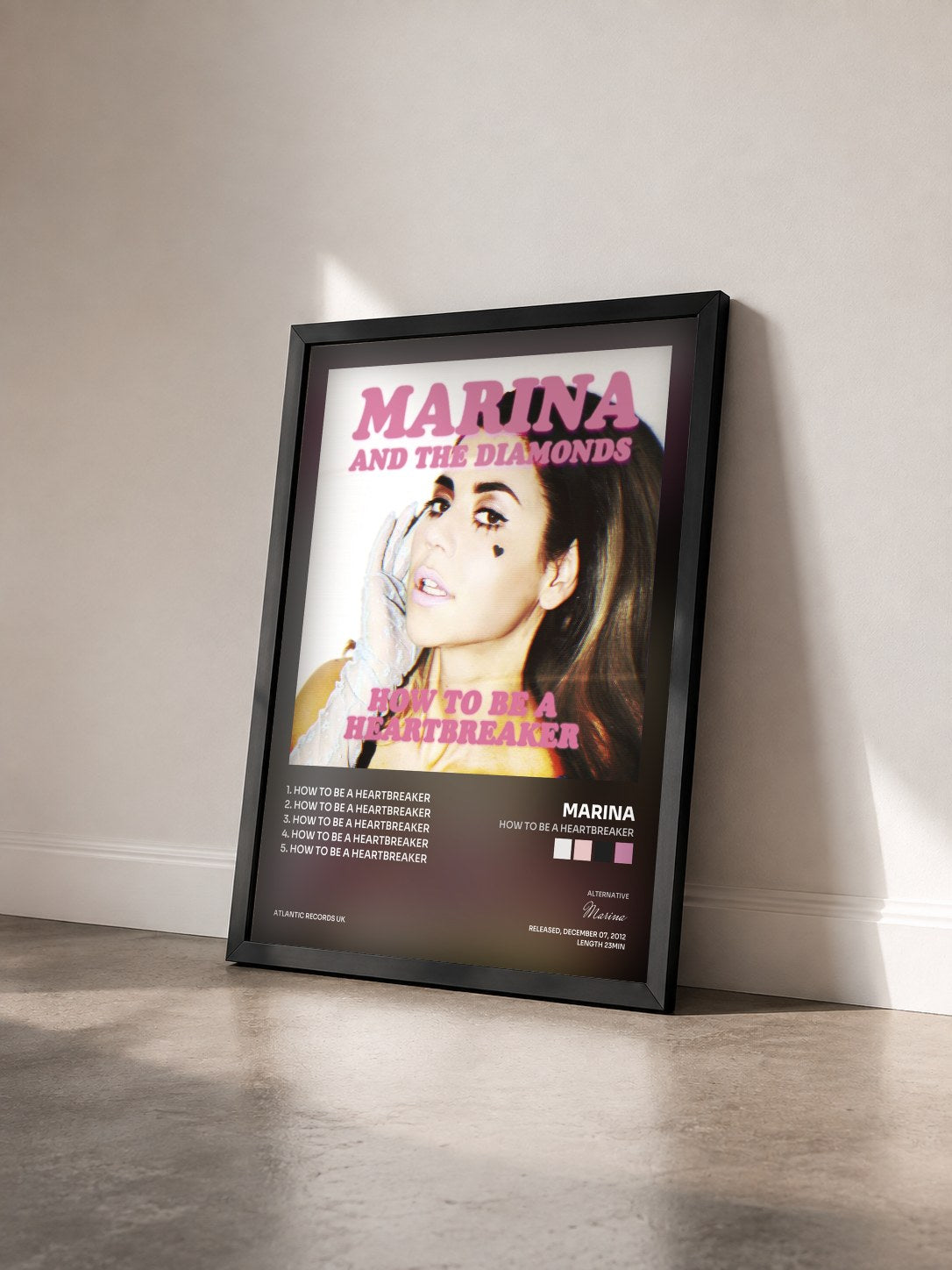 #noir Tableau de l'album How to Be a Heartbreaker de Marina vu de trois quarts, cadre noir
