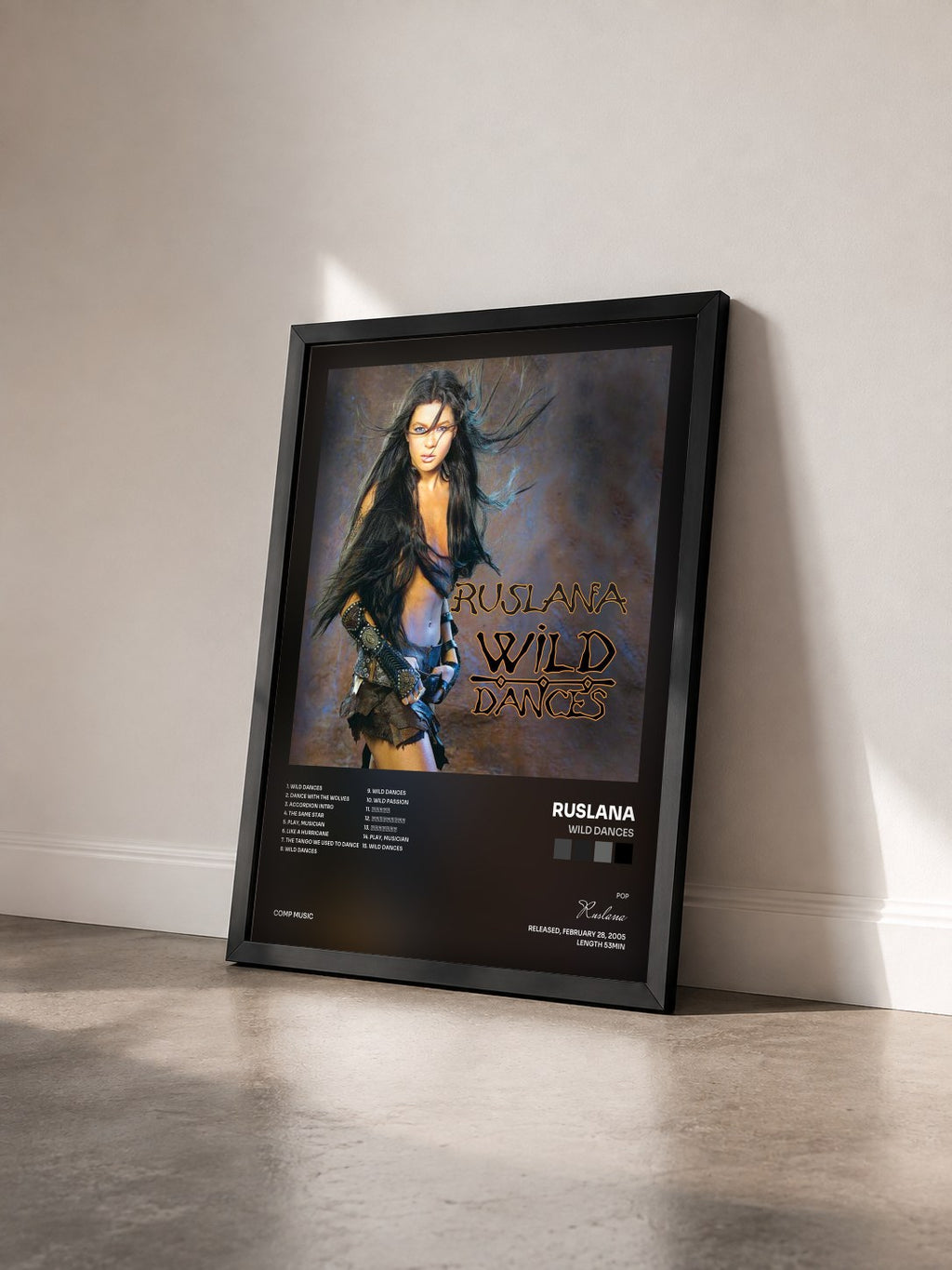 #noir Tableau de l'album Wild Dances de Ruslana vu de trois quarts, cadre noir