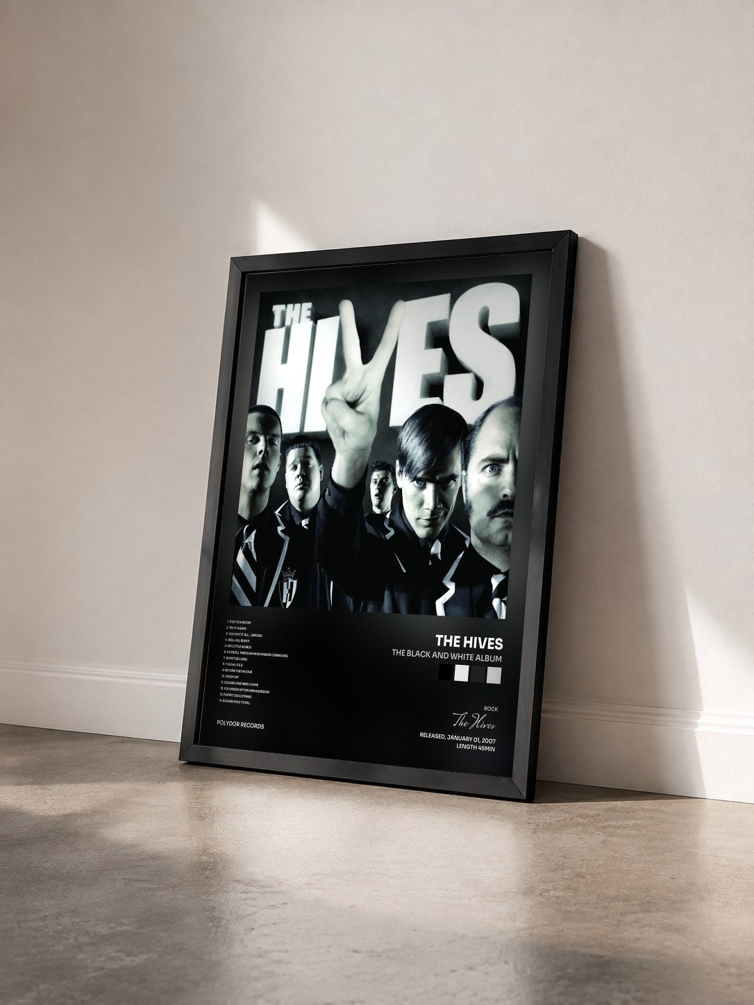 #noir Tableau de l'album The Black and White album de The Hives vu de trois quarts, cadre noir