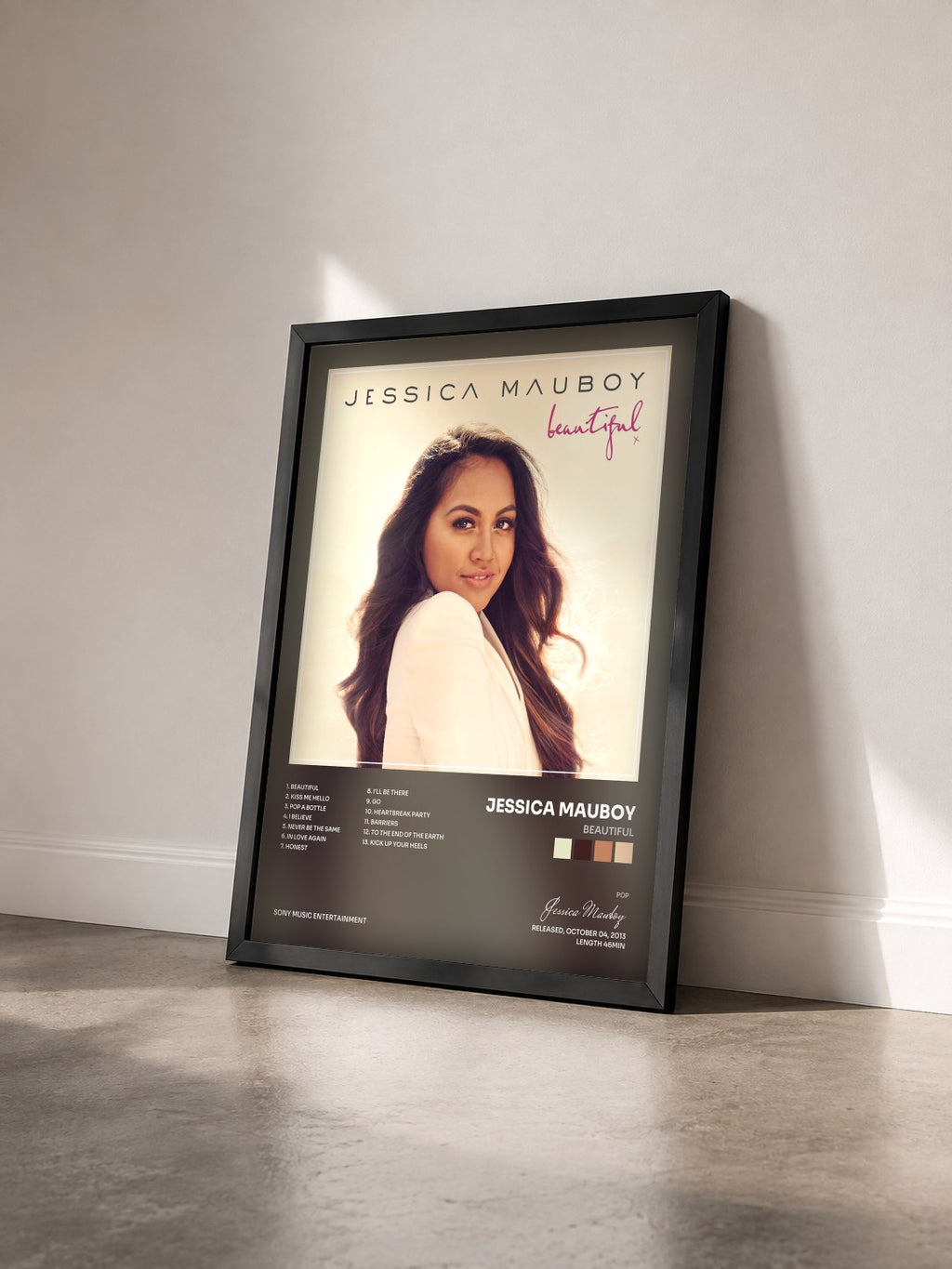 #noir Tableau de l'album Beautiful de Jessica Mauboy vu de trois quarts, cadre noir