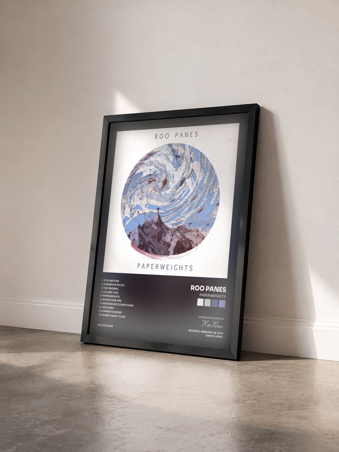 #noir Tableau de l'album Paperweights de Roo Panes vu de trois quarts, cadre noir