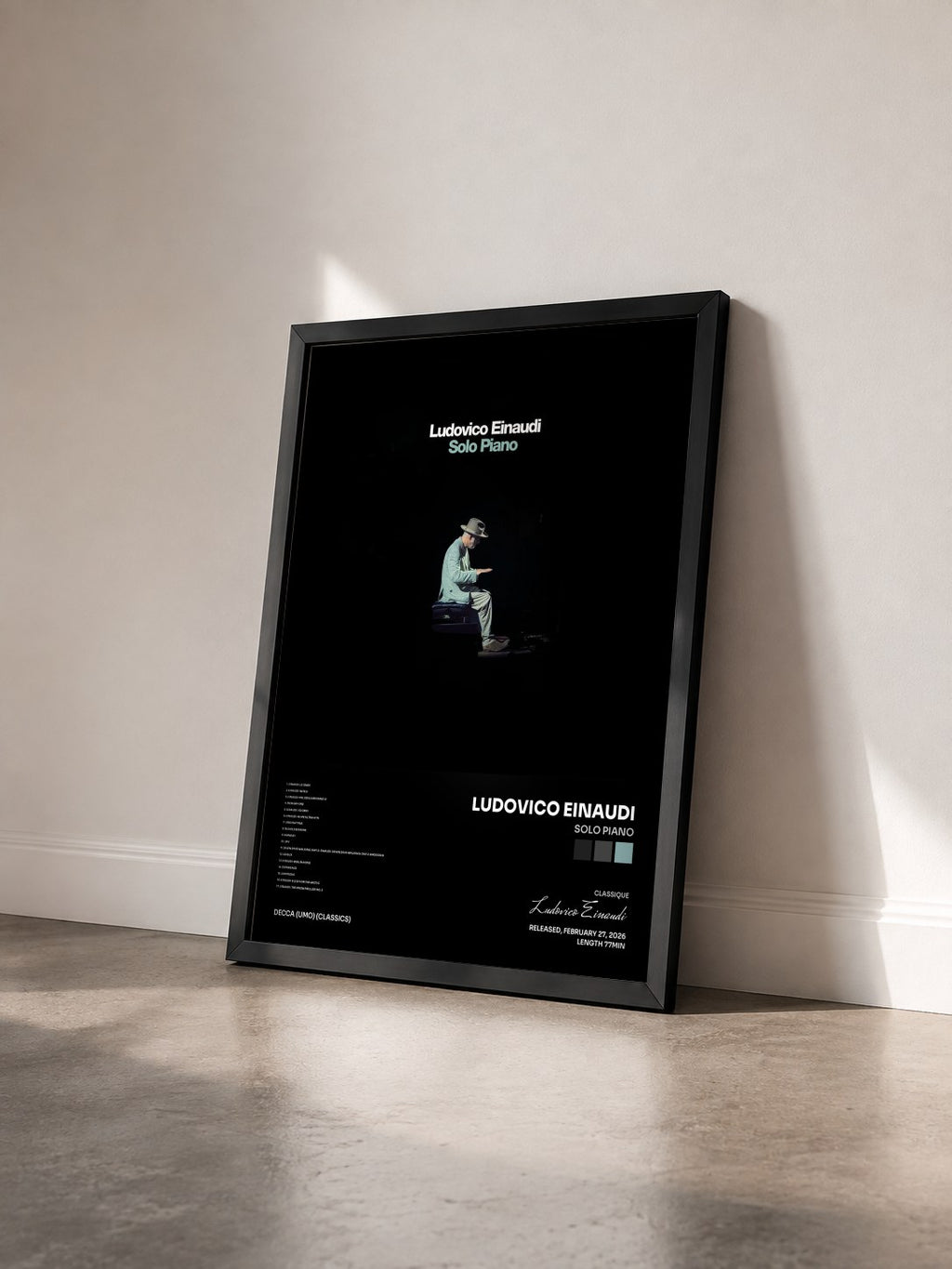 #noir Tableau de l'album Solo Piano de Ludovico Einaudi vu de trois quarts, cadre noir