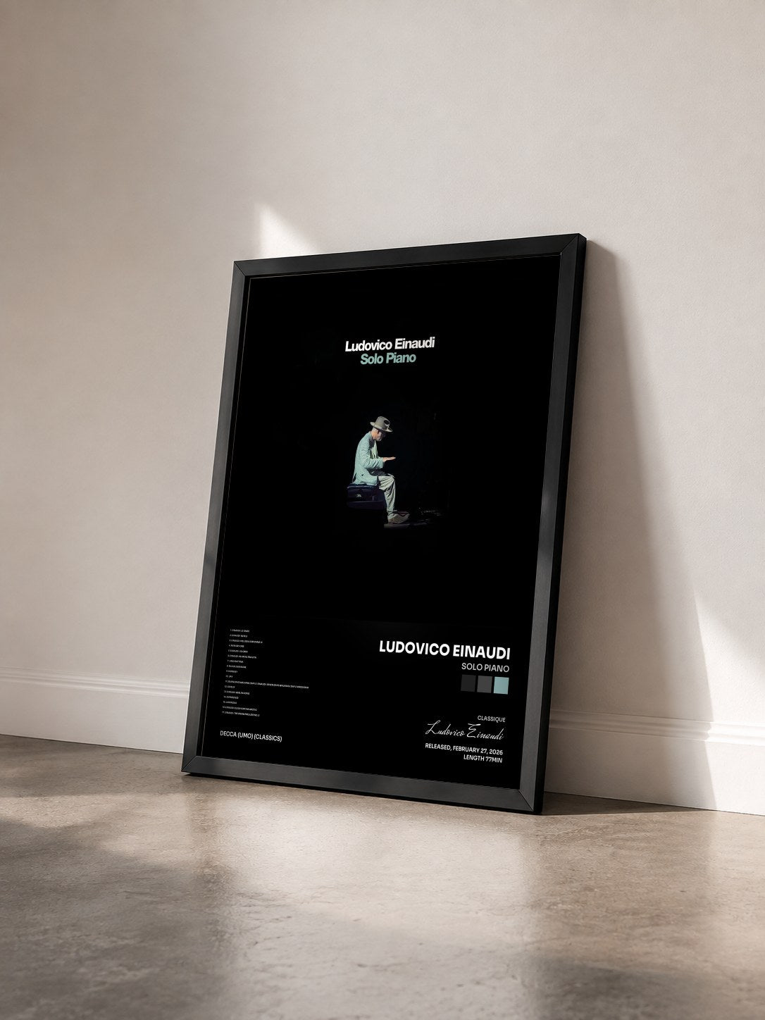 #noir Tableau de l'album Solo Piano de Ludovico Einaudi vu de trois quarts, cadre noir