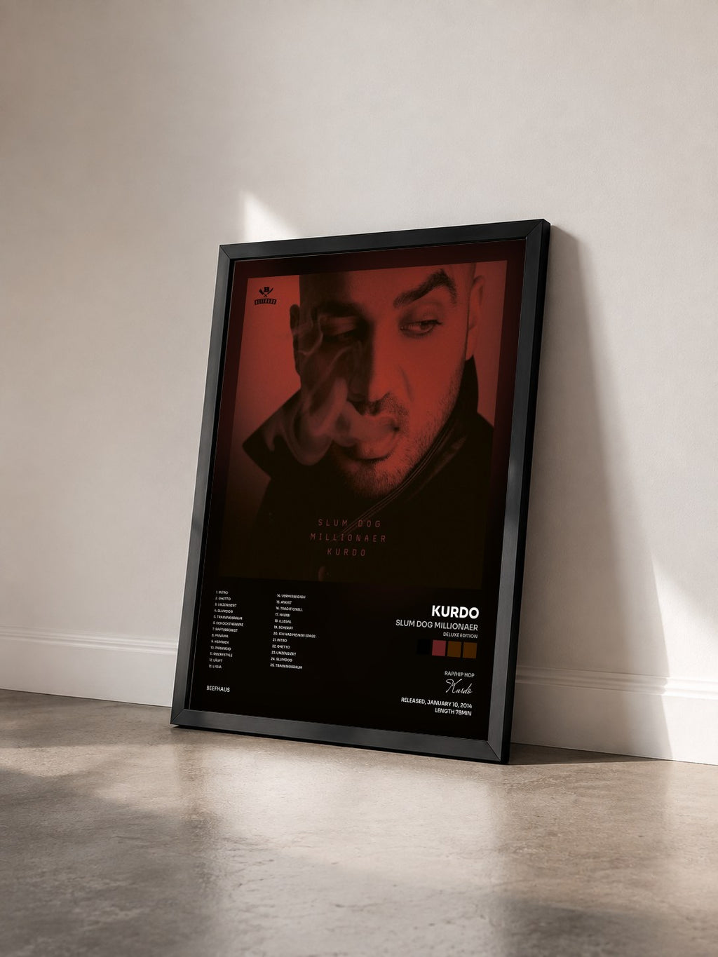 #noir Tableau de l'album Slum Dog Millionaer (Deluxe Edition) de Kurdo vu de trois quarts, cadre noir