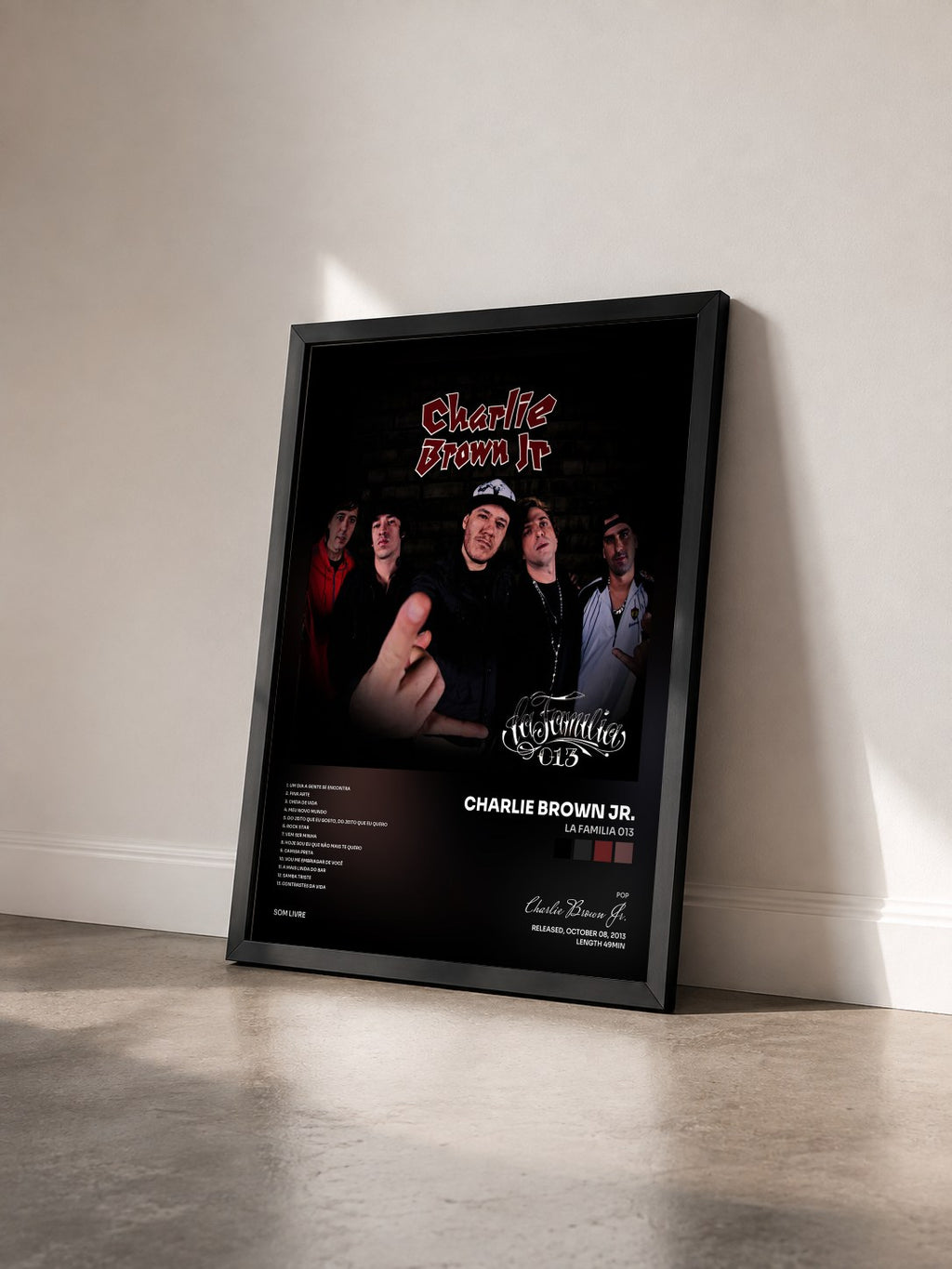 #noir Tableau de l'album La Familia 013 de Charlie Brown Jr. vu de trois quarts, cadre noir