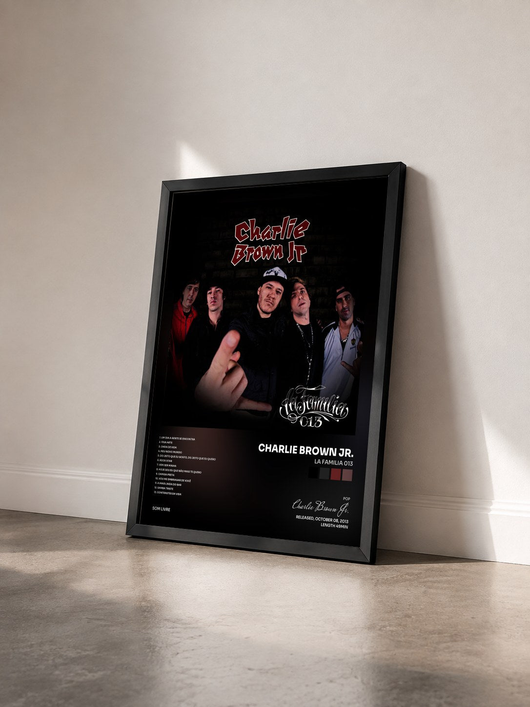 #noir Tableau de l'album La Familia 013 de Charlie Brown Jr. vu de trois quarts, cadre noir