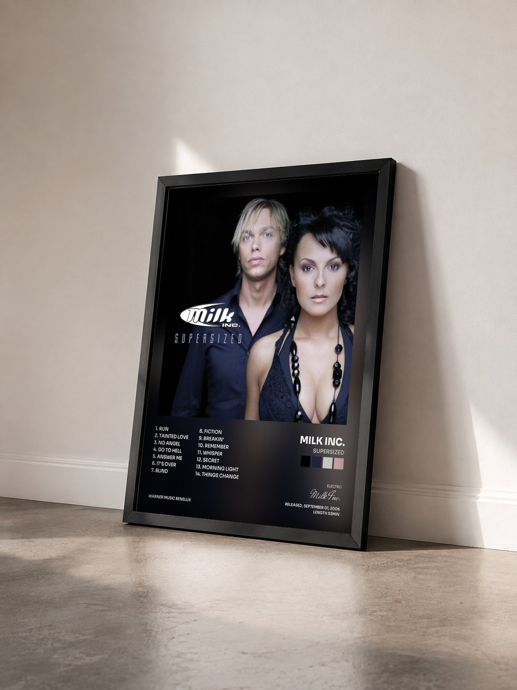 #noir Tableau de l'album Supersized de Milk Inc. vu de trois quarts, cadre noir