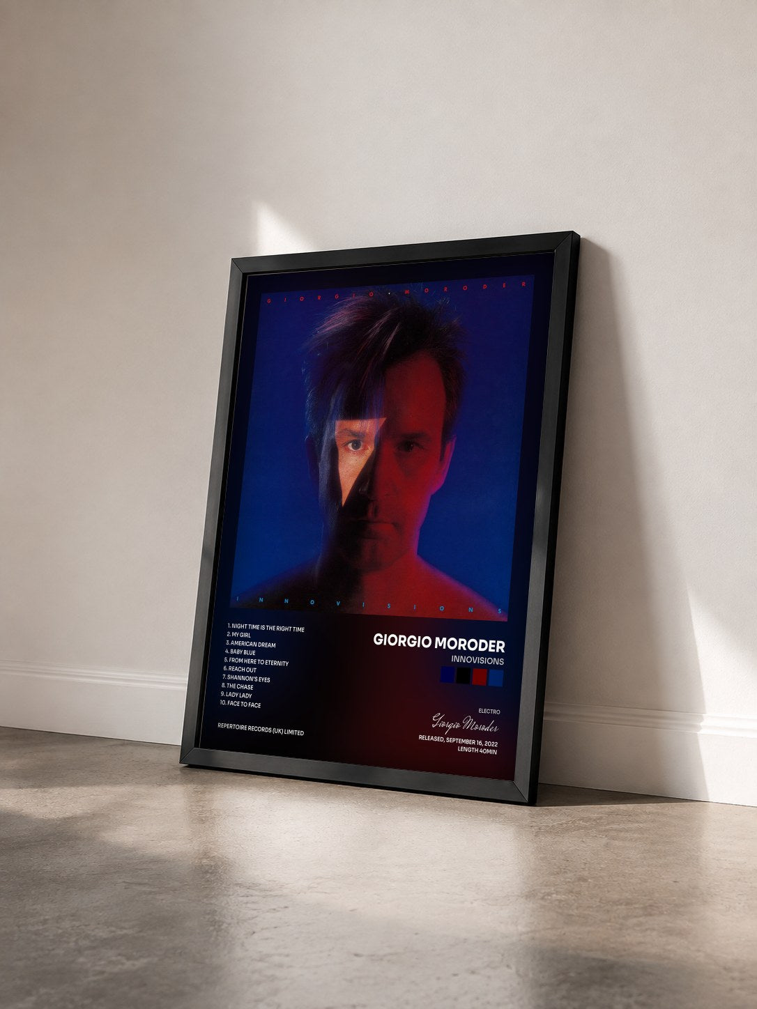 #noir Tableau de l'album Innovisions de Giorgio Moroder vu de trois quarts, cadre noir