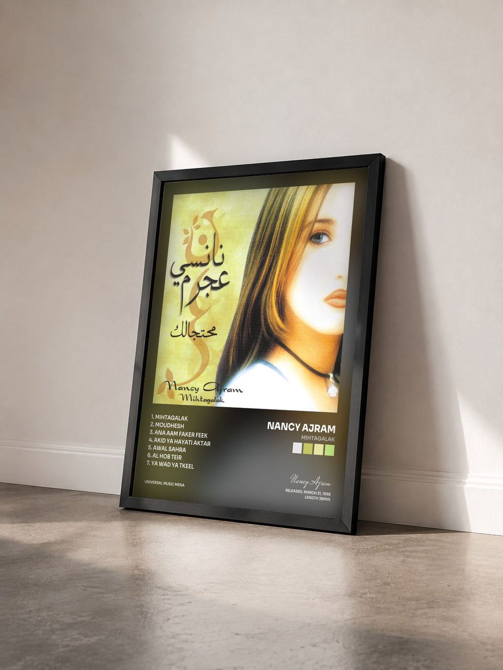 #noir Tableau de l'album Mihtagalak de Nancy Ajram vu de trois quarts, cadre noir