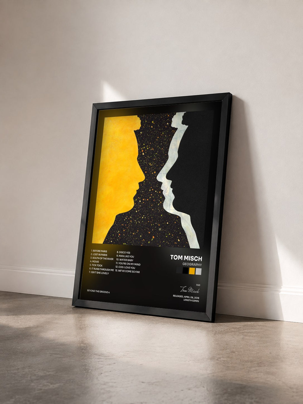 #noir Tableau de l'album Geography de Tom Misch vu de trois quarts, cadre noir