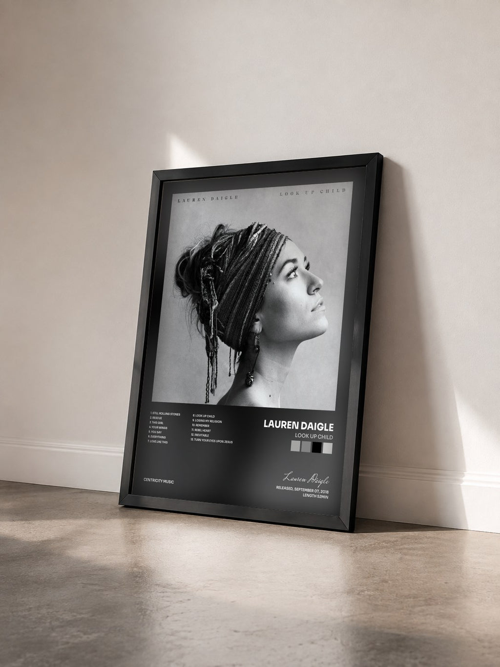#noir Tableau de l'album Look Up Child de Lauren Daigle vu de trois quarts, cadre noir